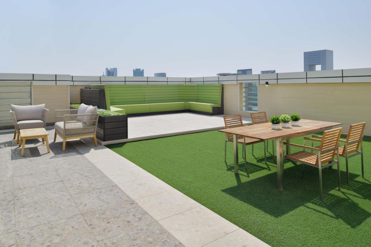 Element By Westin City Center Doha Kültér fotó Artificial grass on a rooftop